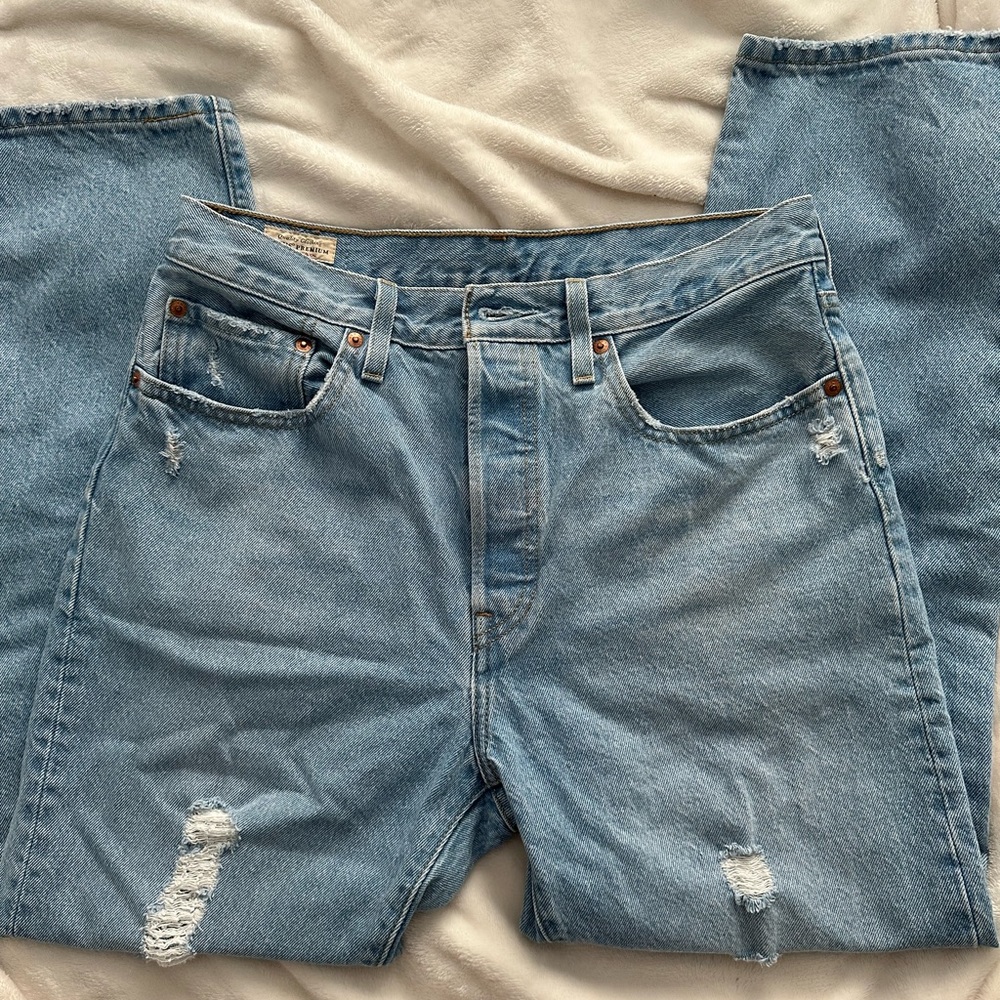 501 premium Levi’s. Straight cut, light wash